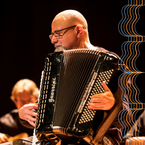 Toninho Ferragutti em apresentação como solista junto à Orquestra Filarmônica de Violas